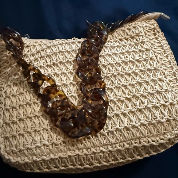 Elegant Cream Knit Bag with Tortoise Chain - Picture 4 of 5